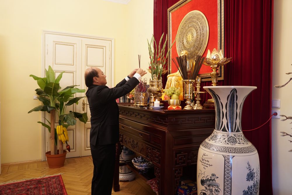 dai-su-quan-viet-nam-tai-ao-dang-huong-tuong-niem-chu-tich-ho-chi-minh-nhan-ky-niem-75-nam-quoc-khanh-viet-nam