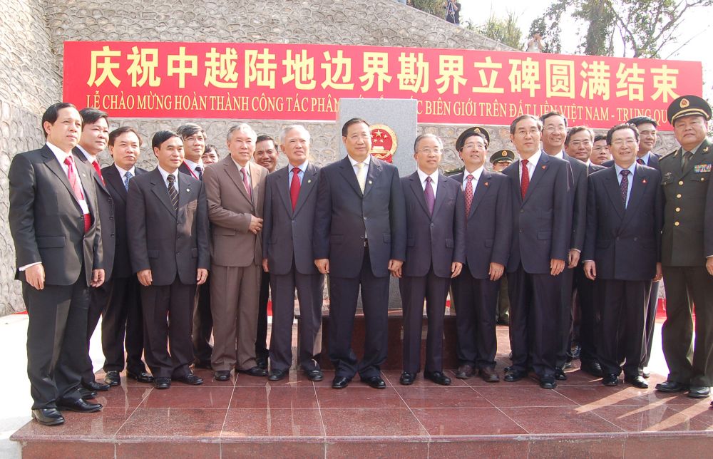 Lễ chào mừng hoàn thành công tác phân giới cắm mốc đường biên giới trên đất liền Việt Nam - Trung Quốc tại cửa khẩu quốc tế Hữu Nghị - Hữu Nghị quan, tháng 2/2009. Nguyên Thứ trưởng Ngoại giao Hồ Xuân Sơn: Biên giới rất thiêng liêng, công tác biên giới không thể nóng vội