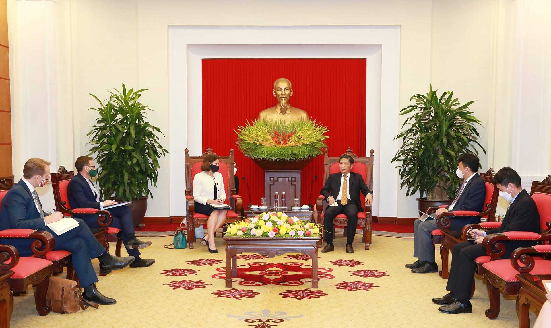 Ủy viên Bộ Chính trị, Trưởng Ban Kinh tế Trung ương Trần Tuấn Anh tiếp Đại sứ Australia tại Việt Nam Robyn Mudie. (Nguồn: TTXVN)