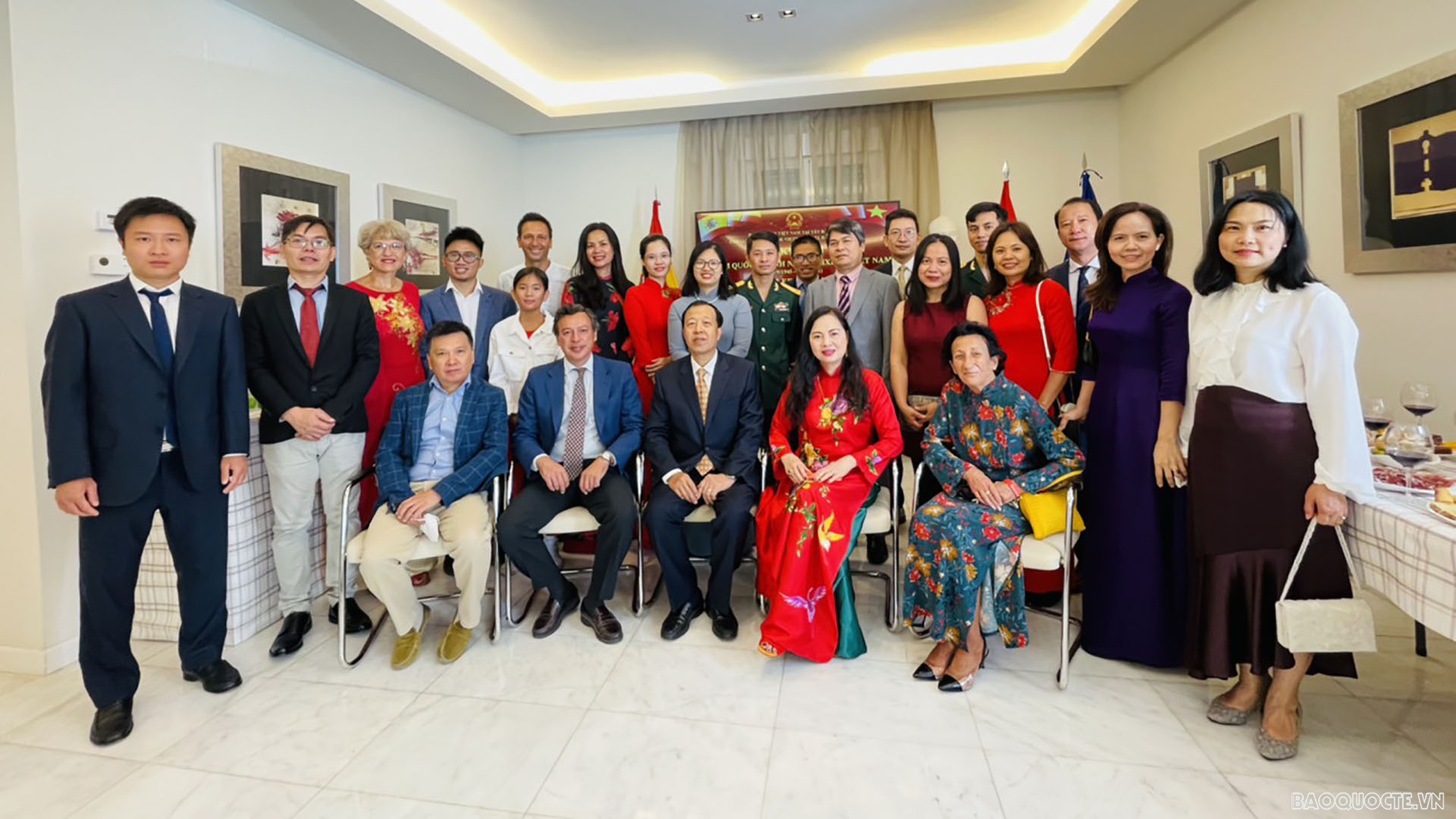 Các đại biểu chụp ảnh lưu niệm.