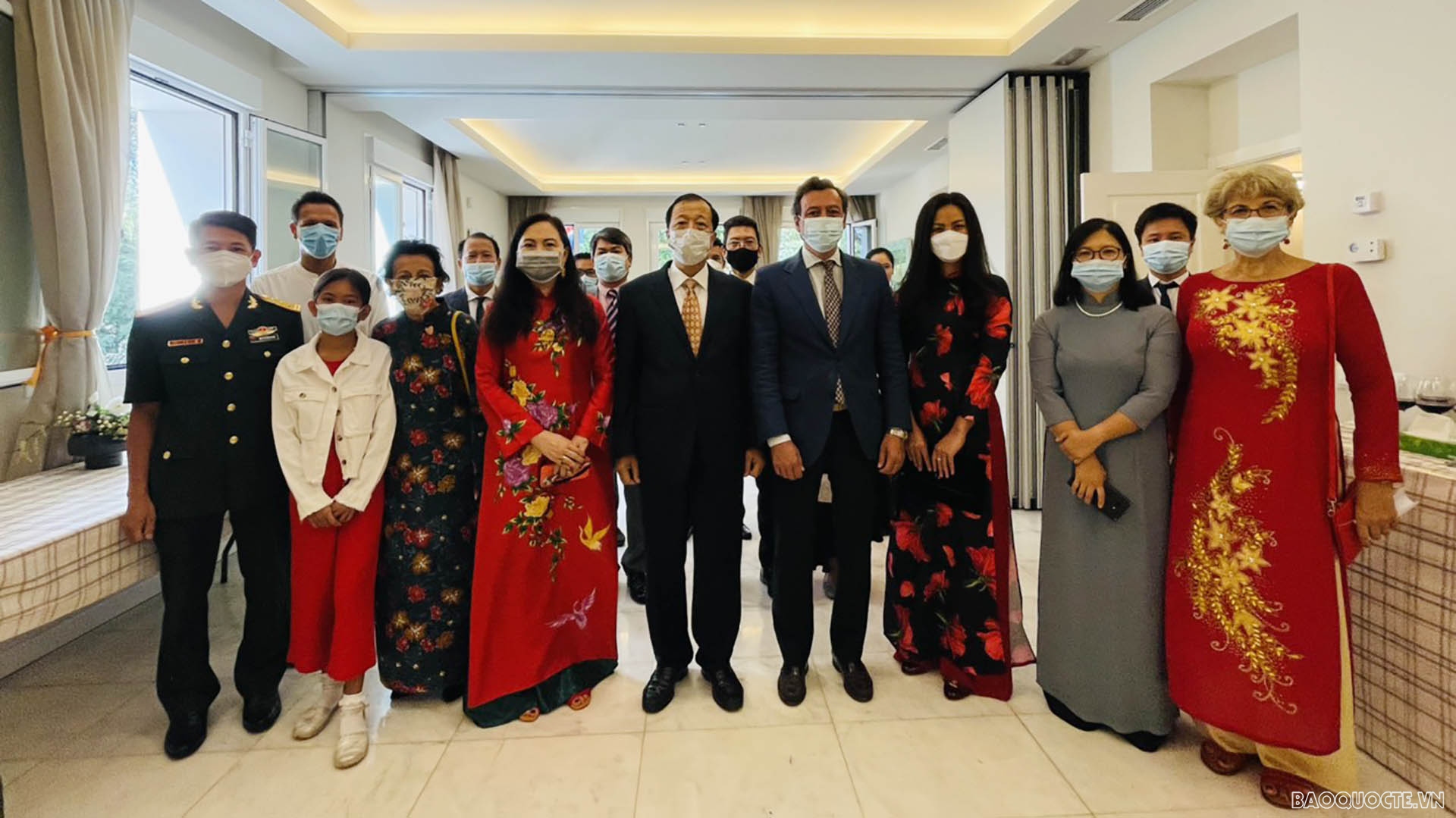 Lễ kỷ niệm có sự tham dự của toàn thể các cán bộ, nhân viên Đại sứ quán, lãnh sự danh dự Việt Nam tại Sevilla, đại diện Hội gia đình có con nuôi Việt Nam cùng đại diện bà con cộng đồng đang sinh sống tại Madrid.