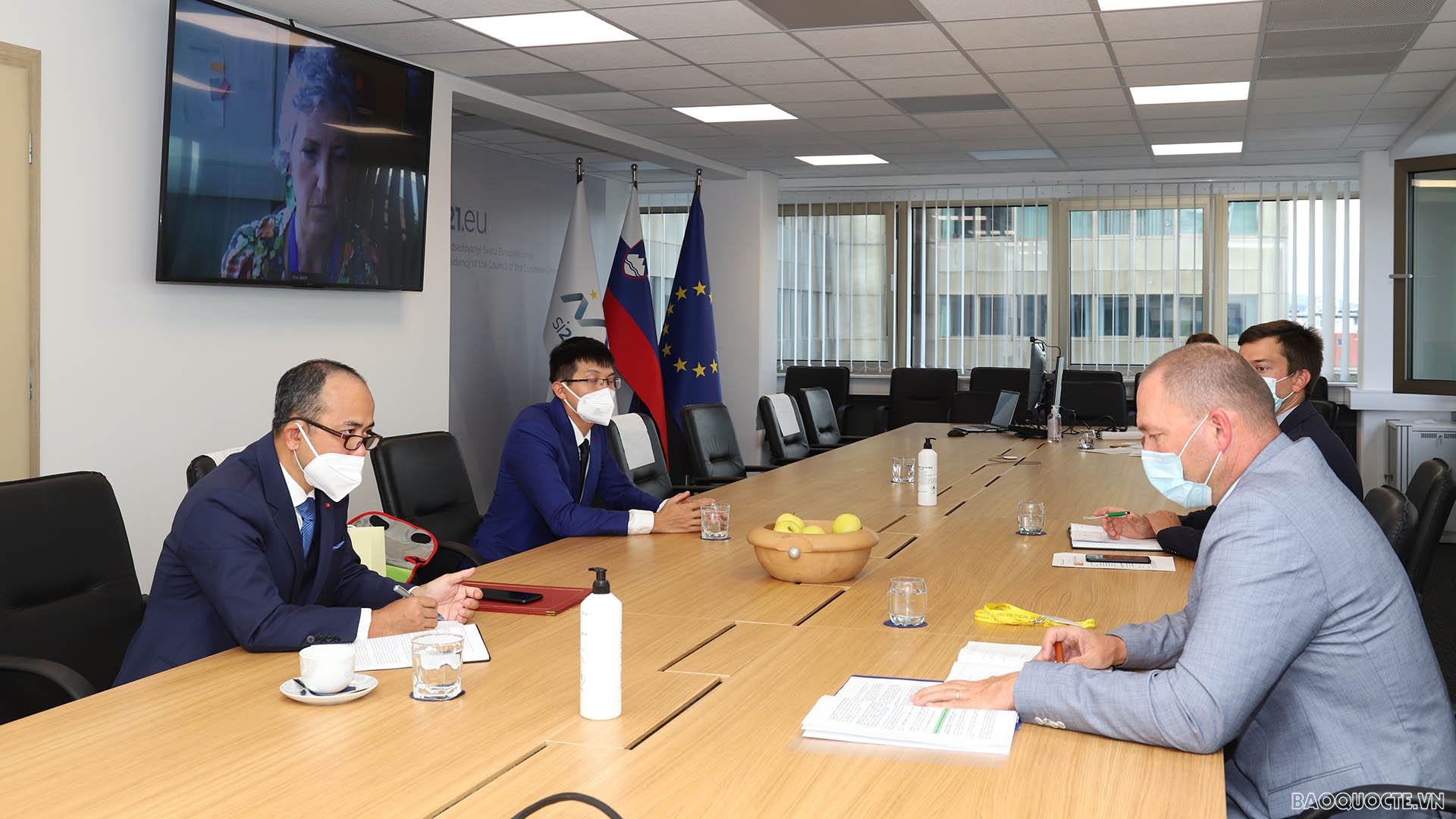 Đại sứ Nguyễn Trung Kiên làm việc với Bộ trưởng Bộ Nông nghiệp, Lâm nghiệp và Thực phẩm Slovenia Joze Podgorsek.