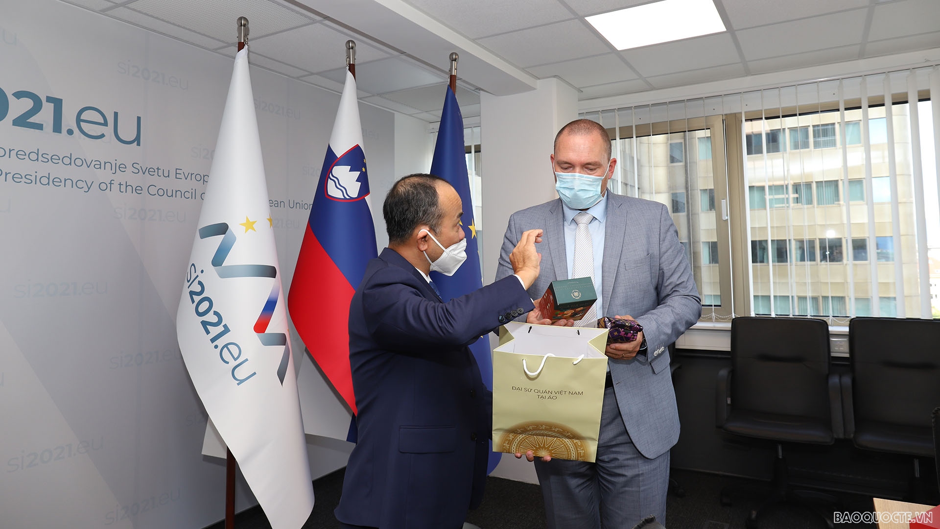 Đại sứ Nguyễn Trung Kiên giới thiệu một số sản phẩm cà phê Việt Nam cho Bộ trưởng Nông nghiệp Slovenia