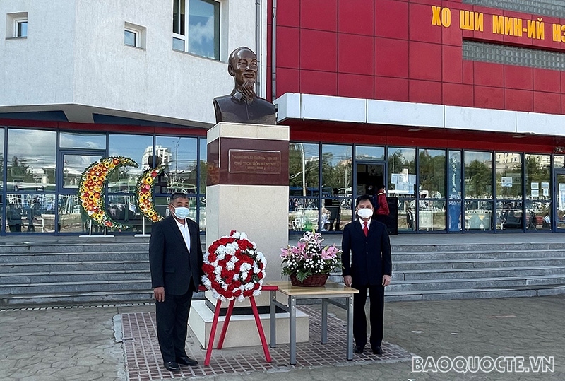 Đại sứ Doãn Khánh Tâm và Hiệu trưởng Trường số 14 E.Gungaajav Đại sứ Doãn Khánh Tâm và Hiệu trưởng Trường số 14 E.Gungaajav