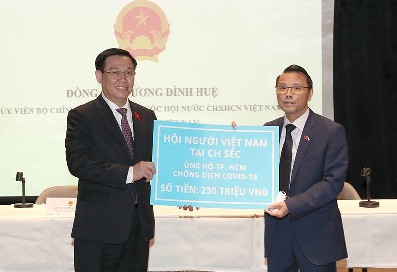 Chủ tịch Quốc hội gặp cán bộ Đại sứ quán Việt Nam tại Áo và đại diện cộng đồng người Việt tại một số nước ở châu Âu