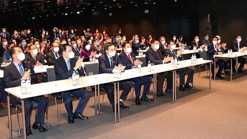 Chủ tịch Quốc hội gặp cán bộ Đại sứ quán Việt Nam tại Áo và đại diện cộng đồng người Việt tại một số nước ở châu Âu