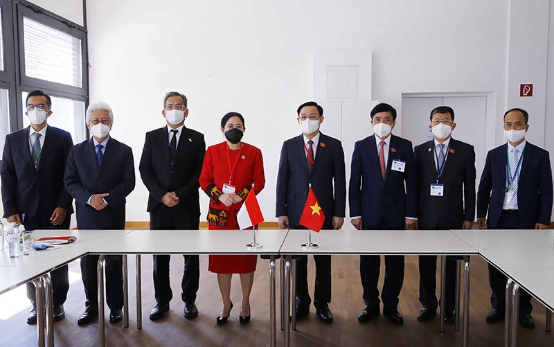 Chủ tịch Quốc hội Vương Đình Huệ hội kiến với Chủ tịch Hạ viện Indonesia Puan Maharani. (Nguồn: TTXVN)