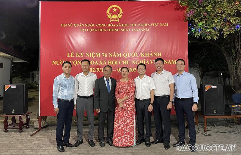 Các đại biểu chụp ảnh lưu niệm. Các đại biểu chụp ảnh lưu niệm.