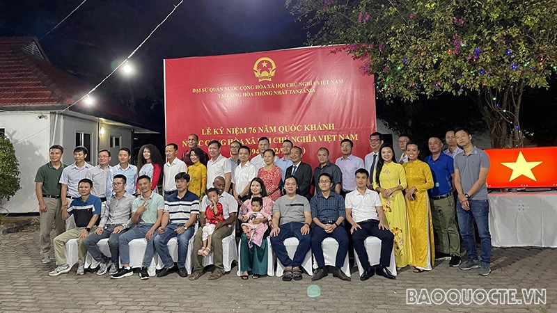 Các đại biểu chụp ảnh lưu niệm. Các đại biểu chụp ảnh lưu niệm.