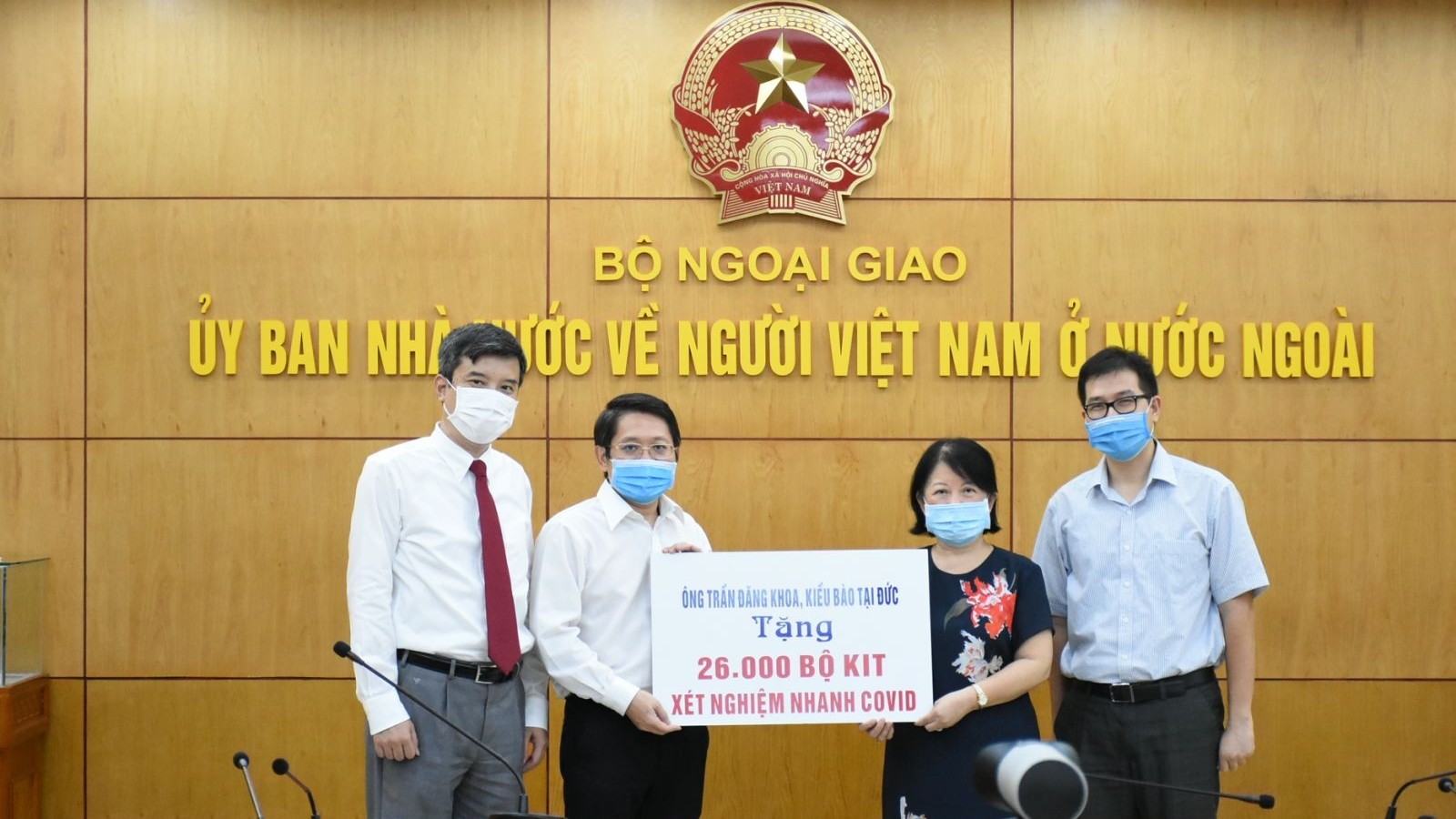 Tiếp nhận 26 nghìn bộ kit xét nghiệm nhanh Covid-19 do kiều bào tại Đức trao tặng