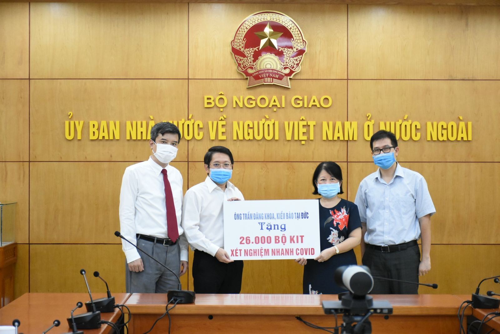 Tiếp nhận 26 nghìn bộ kit xét nghiệm nhanh Covid-19 do kiều bào tại Đức trao tặng Tiếp nhận 26 nghìn bộ kit xét nghiệm nhanh Covid-19 do kiều bào tại Đức trao tặng