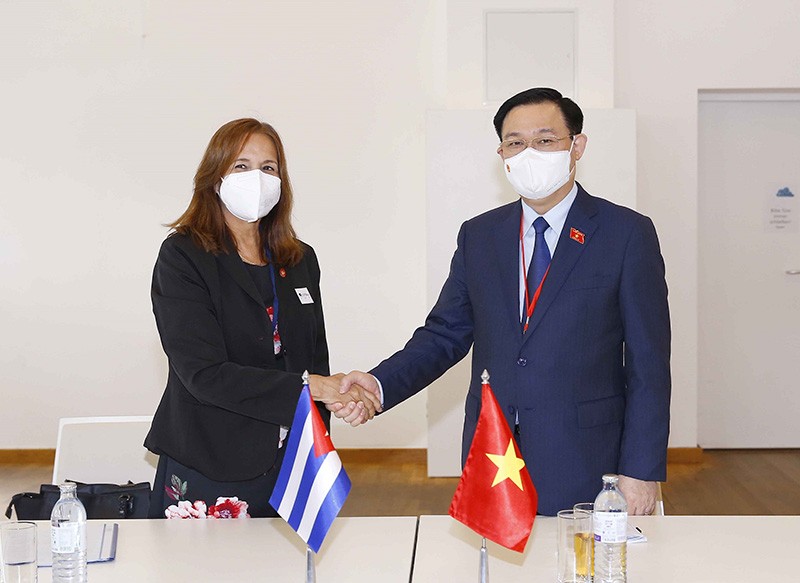 Chủ tịch Quốc hội Vương Đình Huệ và  Phó Chủ tịch Quốc hội Chính quyền Nhân dân Cuba Ana Maria Mari Machacdo. (Nguồn: TTXVN)