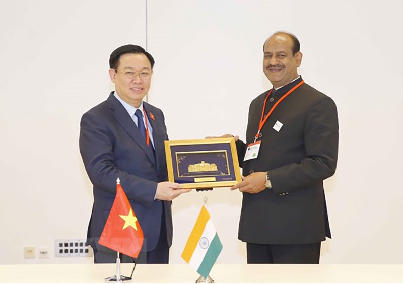 Chủ tịch Quốc hội Vương Đình Huệ tặng quà lưu niệm Chủ tịch Hạ viện Ấn Độ Om Birla. (Nguồn: TTXVN)