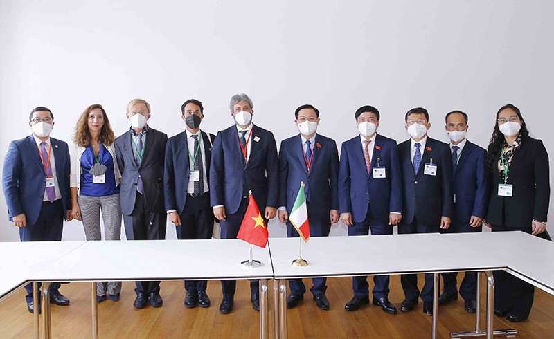 Chủ tịch Quốc hội Vương Đình Huệ hội kiến Chủ tịch Hạ viện Italy Roberto Fico. (Nguồn: TTXVN)