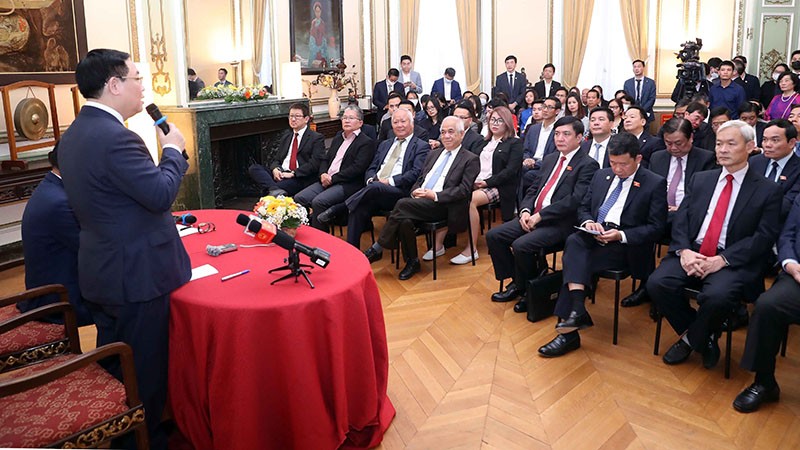 Chủ tịch Quốc hội Vương Đình Huệ phát biểu tại cuộc gặp đại diện cộng đồng người Việt Nam tại Bỉ. (Nguồn: TTXVN) Chủ tịch Quốc hội Vương Đình Huệ phát biểu tại cuộc gặp đại diện cộng đồng người Việt Nam tại Bỉ. (Nguồn: TTXVN)