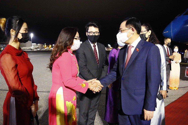 Cán bộ, nhân viên Đại sứ quán Việt Nam tại Phần Lan đón Chủ tịch Quốc hội Vương Đình Huệ. (Nguồn: TTXVN) Cán bộ, nhân viên Đại sứ quán Việt Nam tại Phần Lan đón Chủ tịch Quốc hội Vương Đình Huệ. (Nguồn: TTXVN)