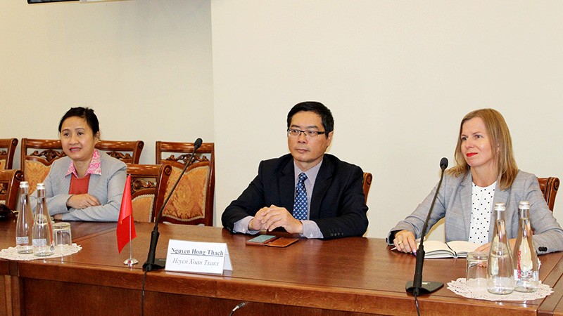 Đại sứ Nguyễn Hồng Thạch làm việc với hai doanh nghiệp lớn của tỉnh về chăn nuôi, chế biến thịt gia súc và chế biến, xuất khẩu nông sản.