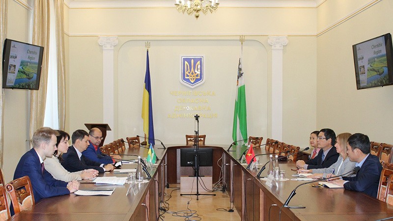 Đại sứ Nguyễn Hồng Thạch làm việc với hai doanh nghiệp lớn của tỉnh về chăn nuôi, chế biến thịt gia súc và chế biến, xuất khẩu nông sản.