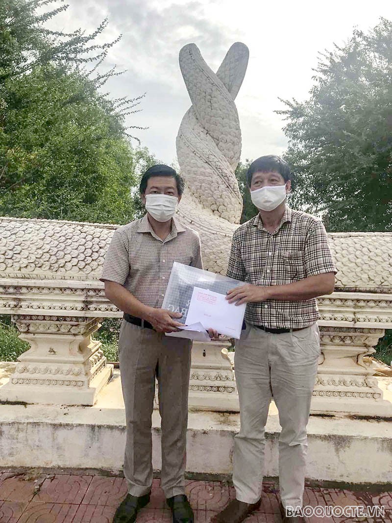 Phó Giám đốc Sở Ngoại vụ tỉnh Kiên Giang Nguyễn Việt Thông bàn giao cho đại diện Tổng Lãnh sự quán Việt Nam tại tỉnh Preah Sihanouk số tiền trị giá 100 triệu đồng.