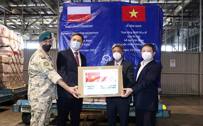Đại sứ Ba Lan tại Việt Nam Wojciech Gerwel (thứ hai, từ trái sang) trao tượng trưng thiết bị, vật tư y tế do Chính phủ Ba Lan tặng Việt Nam cho ông Nguyễn Trường Sơn, Thứ trưởng Bộ Y tế (thứ hai, từ phải sang) và ông Dương Anh Đức, Phó Chủ tịch UBND TP Hồ