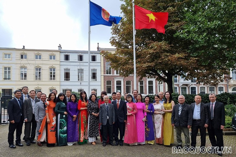 Các đại biểu chụp ảnh lưu niệm.