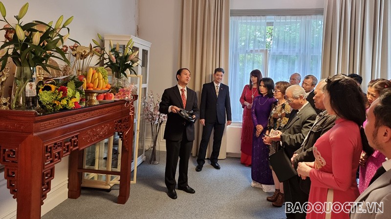 Lễ dâng hương tưởng niệm Anh hùng liệt sỹ và Bác Hồ tại Đại sứ quán Việt Nam tại Hà Lan.