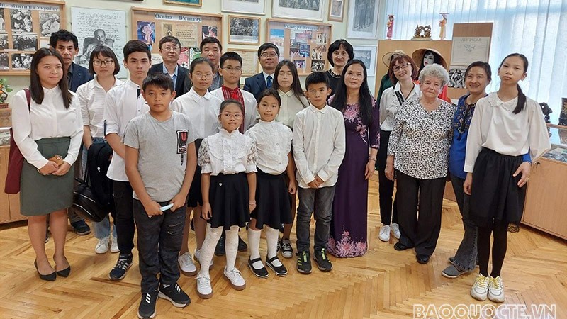 Khai giảng lớp tiếng Việt tại Trường chuyên ngữ số 251 mang tên Chủ tịch Hồ Chí Minh tại Ukraine