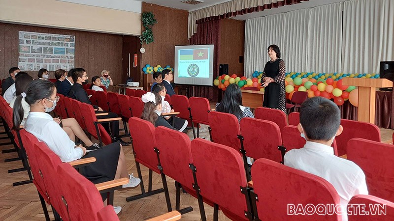 Hiệu trưởng Larisa Panteleivna phát biểu.