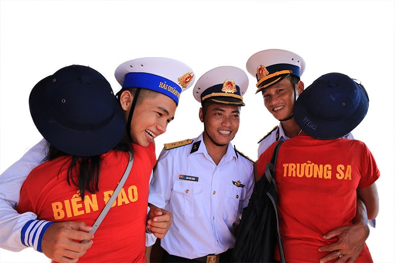 Cái ôm ấm tình dân tộc giữa kiều bào và những người lính trẻ xa nhà.