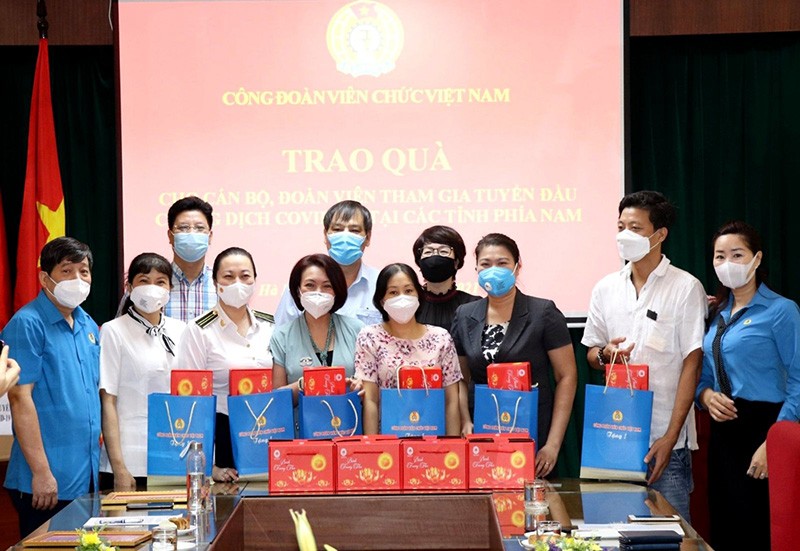 Công đoàn Bộ Ngoại giao trao 100 phần quà cho các cháu có bố hoặc mẹ tham gia chống dịch tại các tỉnh phía Nam