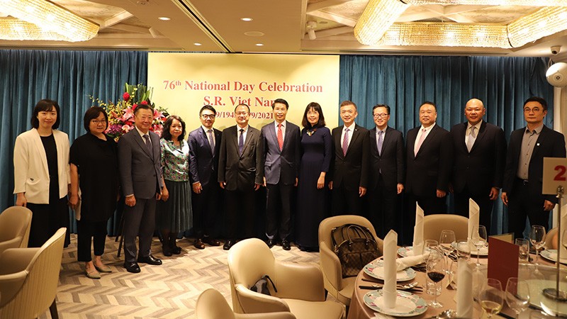 Các đại biểu chụp ảnh lưu niệm. Các đại biểu chụp ảnh lưu niệm.