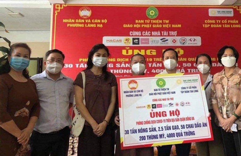 Đại đức Thích Đạo Thắng (thứ tư từ trái), và phật tử Lâm Tuệ (thứ ba) trao tặng quà hỗ trợ quận Đống Đa trong những ngày giãn cách vì dịch Covid-19. (Ảnh: LT)