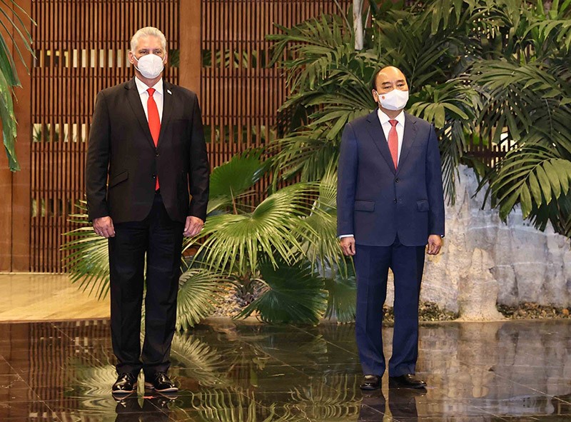 Chủ tịch nước Nguyễn Xuân Phúc và Bí thư thứ nhất Ban Chấp hành Trung ương Đảng Cộng sản Cuba, Chủ tịch nước Cộng hòa Cuba Miguel Díaz-Canel tại Lễ đón. (Nguồn: TTXVN) Chủ tịch nước Nguyễn Xuân Phúc và Bí thư thứ nhất Ban Chấp hành Trung ương Đảng Cộng sản Cuba, Chủ tịch nước Cộng hòa Cuba Miguel Díaz-Canel tại Lễ đón. (Nguồn: TTXVN)