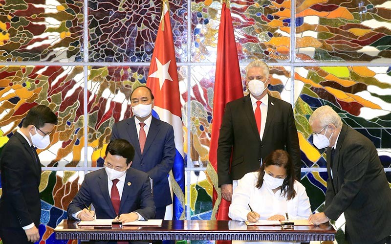 Chủ tịch nước Nguyễn Xuân Phúc và Bí thư thứ nhất Ban Chấp hành Trung ương Đảng Cộng sản Cuba, Chủ tịch nước Cộng hòa Cuba Miguel Díaz-Canel chứng kiến Lễ ký kết các văn kiện hợp tác giữa hai nước. (Nguồn: TTXVN) Chủ tịch nước Nguyễn Xuân Phúc và Bí thư thứ nhất Ban Chấp hành Trung ương Đảng Cộng sản Cuba, Chủ tịch nước Cộng hòa Cuba Miguel Díaz-Canel chứng kiến Lễ ký kết các văn kiện hợp tác giữa hai nước. (Nguồn: TTXVN)