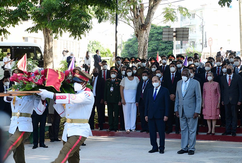 Chủ tịch nước Nguyễn Xuân Phúc đặt vòng hoa tại Tượng đài Chủ tịch Hồ Chí Minh ở thủ đô La Habana. (Nguồn: TTXVN)