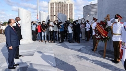 Chủ tịch nước Nguyễn Xuân Phúc đặt vòng hoa tại Tượng đài Chủ tịch Hồ Chí Minh và Đài tưởng niệm Anh hùng dân tộc Jose Marti