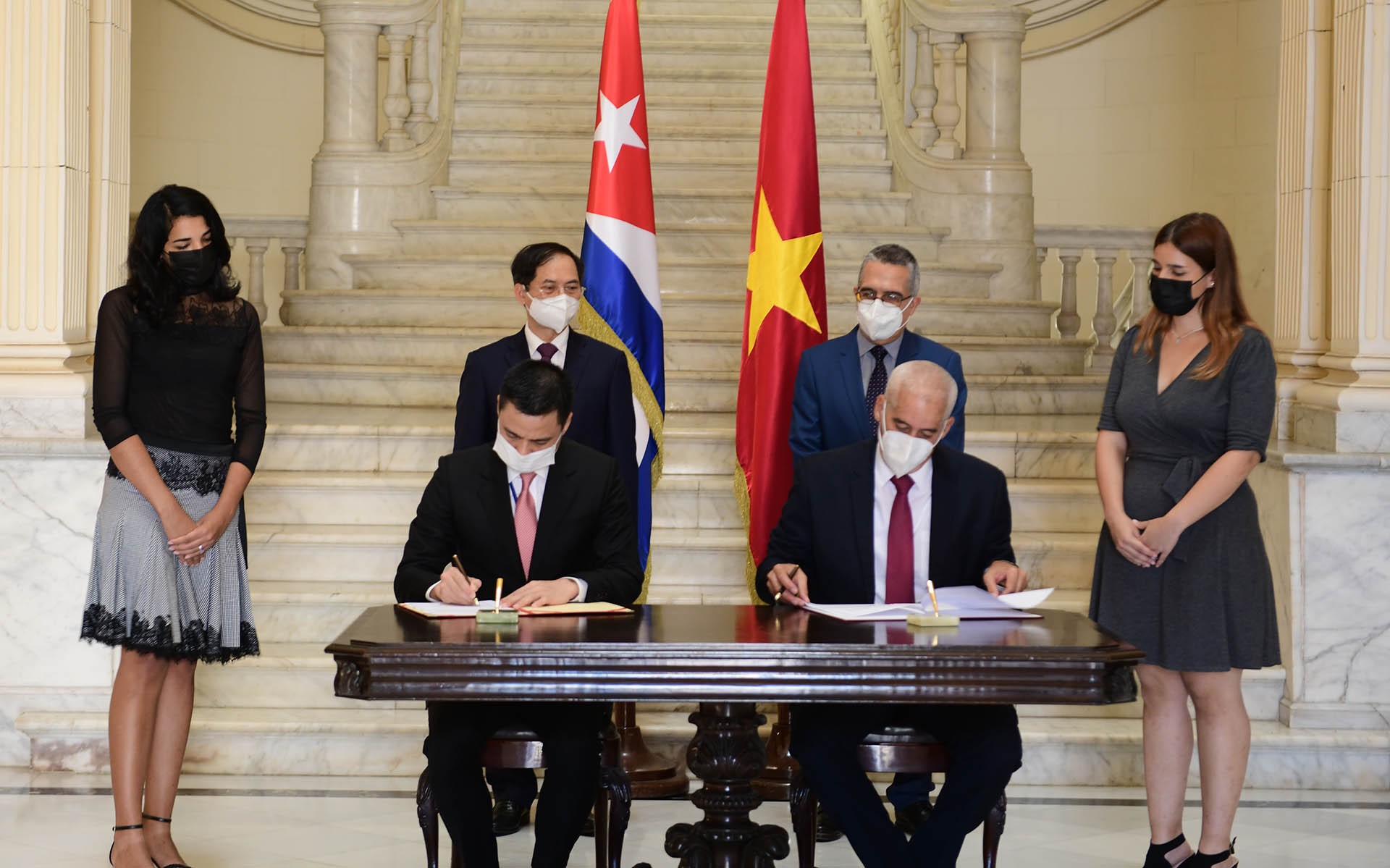 Bộ trưởng Ngoại giao Bùi Thanh Sơn gặp song phương Quyền Bộ trưởng Ngoại giao Cuba