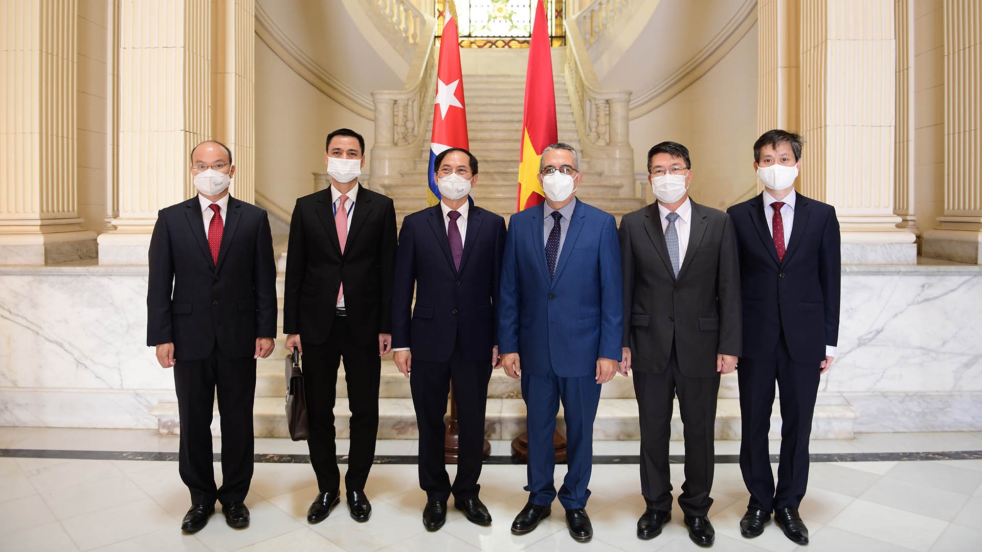 Bộ trưởng Ngoại giao Bùi Thanh Sơn gặp song phương Quyền Bộ trưởng Ngoại giao Cuba