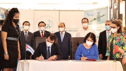 Chủ tịch nước thăm Trung tâm Nghiên cứu Di truyền và Công nghệ sinh học Cuba