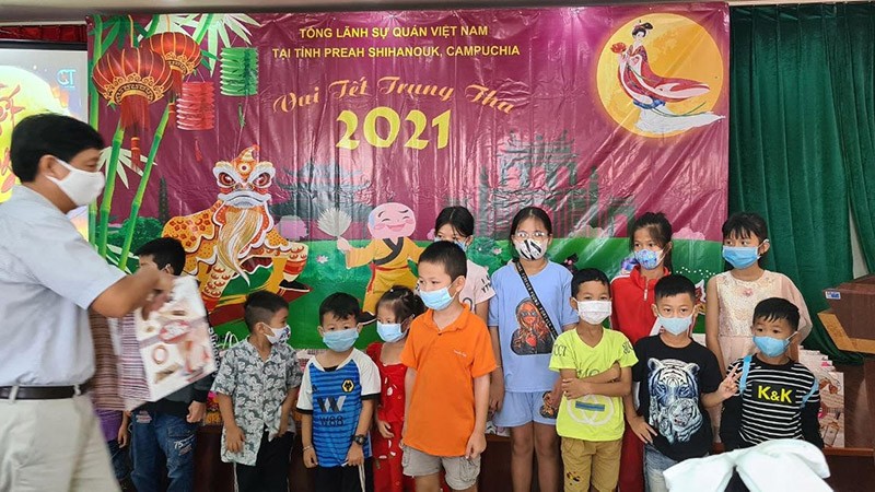 Tổng Lãnh sự Vũ Ngọc Lý tặng quà cho các cháu.