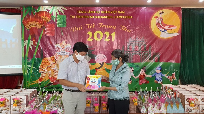 Tổng Lãnh sự Vũ Ngọc Lý và Cô giáo Nguyễn Thị Sương.