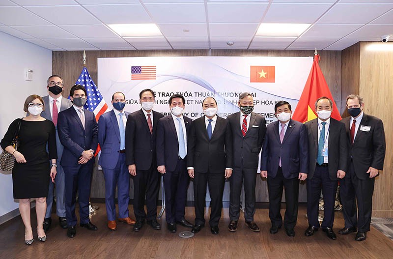 Chủ tịch nước Nguyễn Xuân Phúc và đại diện Tập đoàn Macquaire, JP Morgan, Bechtel, GE, McDermontt. (Nguồn: TTXVN) Chủ tịch nước Nguyễn Xuân Phúc và đại diện Tập đoàn Macquaire, JP Morgan, Bechtel, GE, McDermontt. (Nguồn: TTXVN)