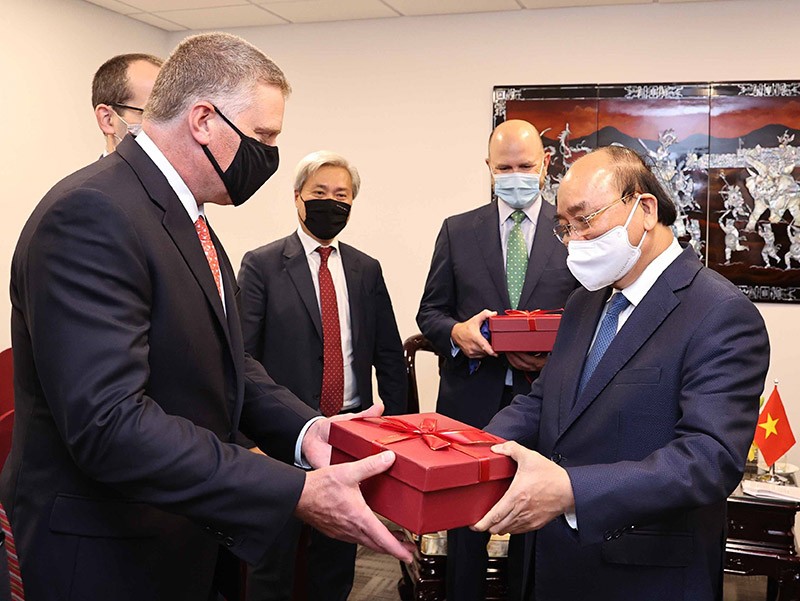 Chủ tịch nước Nguyễn Xuân Phúc tặng quà lưu niệm cho Tập đoàn Next Decade. (Nguồn: TTXVN) Chủ tịch nước Nguyễn Xuân Phúc tặng quà lưu niệm cho Tập đoàn Next Decade. (Nguồn: TTXVN)