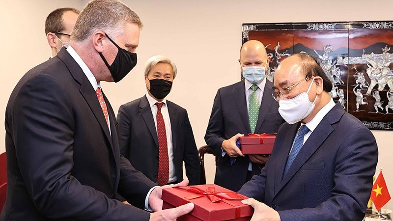 Cách tặng quà, tặng hoa khi đối ngoại