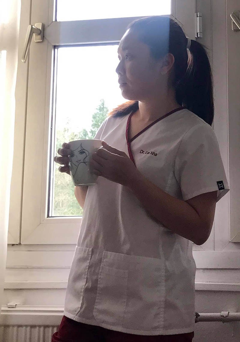 Bác sĩ Lê Ngọc Hòa Nhã và giây phút thư giãn giữa ca trực ở Hungary. Bác sĩ Lê Ngọc Hòa Nhã và giây phút thư giãn giữa ca trực ở Hungary.