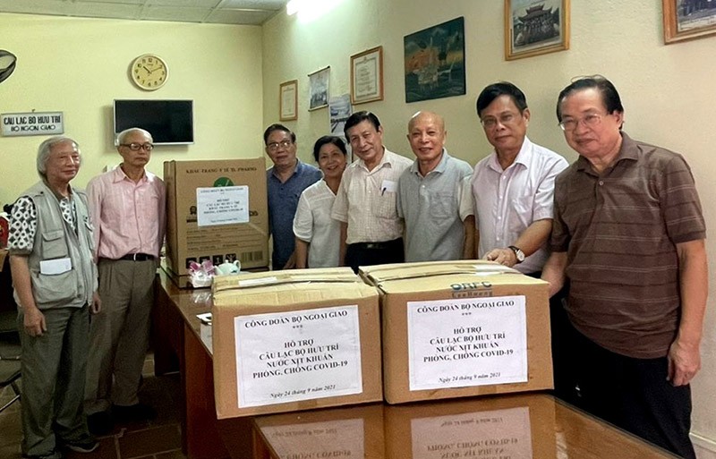 Công đoàn Bộ Ngoại giao trao một số vật dụng y tế cho Câu lạc bộ hưu trí Bộ Ngoại giao Công đoàn Bộ Ngoại giao trao vật dụng y tế cho Câu lạc bộ hưu trí Bộ Ngoại giao