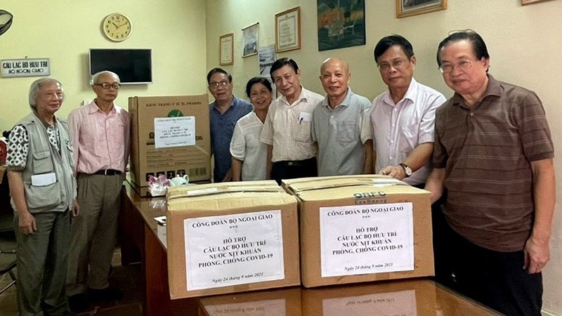 Công đoàn Bộ Ngoại giao trao vật dụng y tế cho Câu lạc bộ hưu trí Bộ Ngoại giao