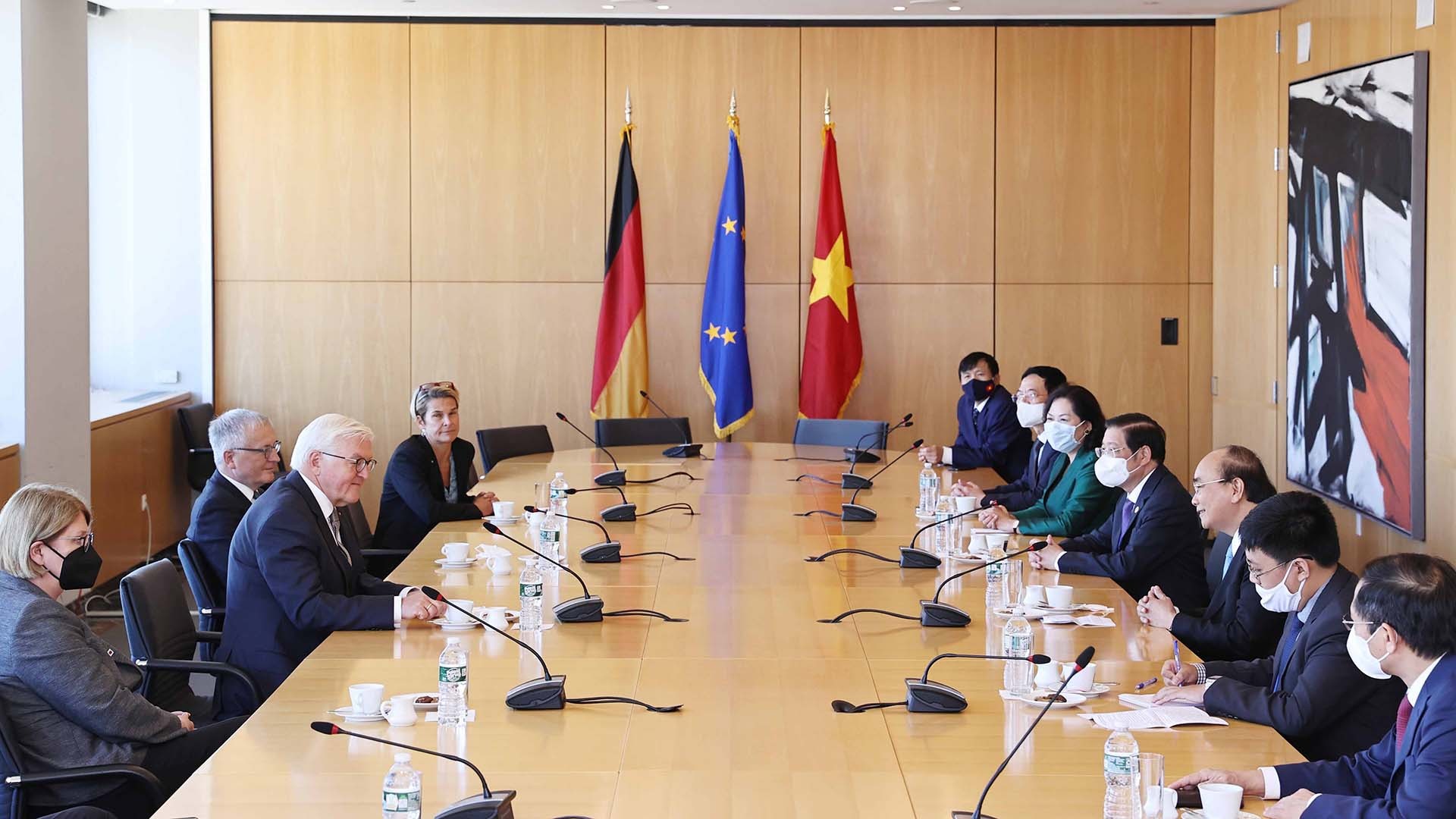 Hai nhà lãnh đạo vui mừng gặp lại nhau ngay trước thềm kỷ niệm 10 năm Đối tác chiến lược Việt Nam-Đức. (Nguồn: TTXVN)