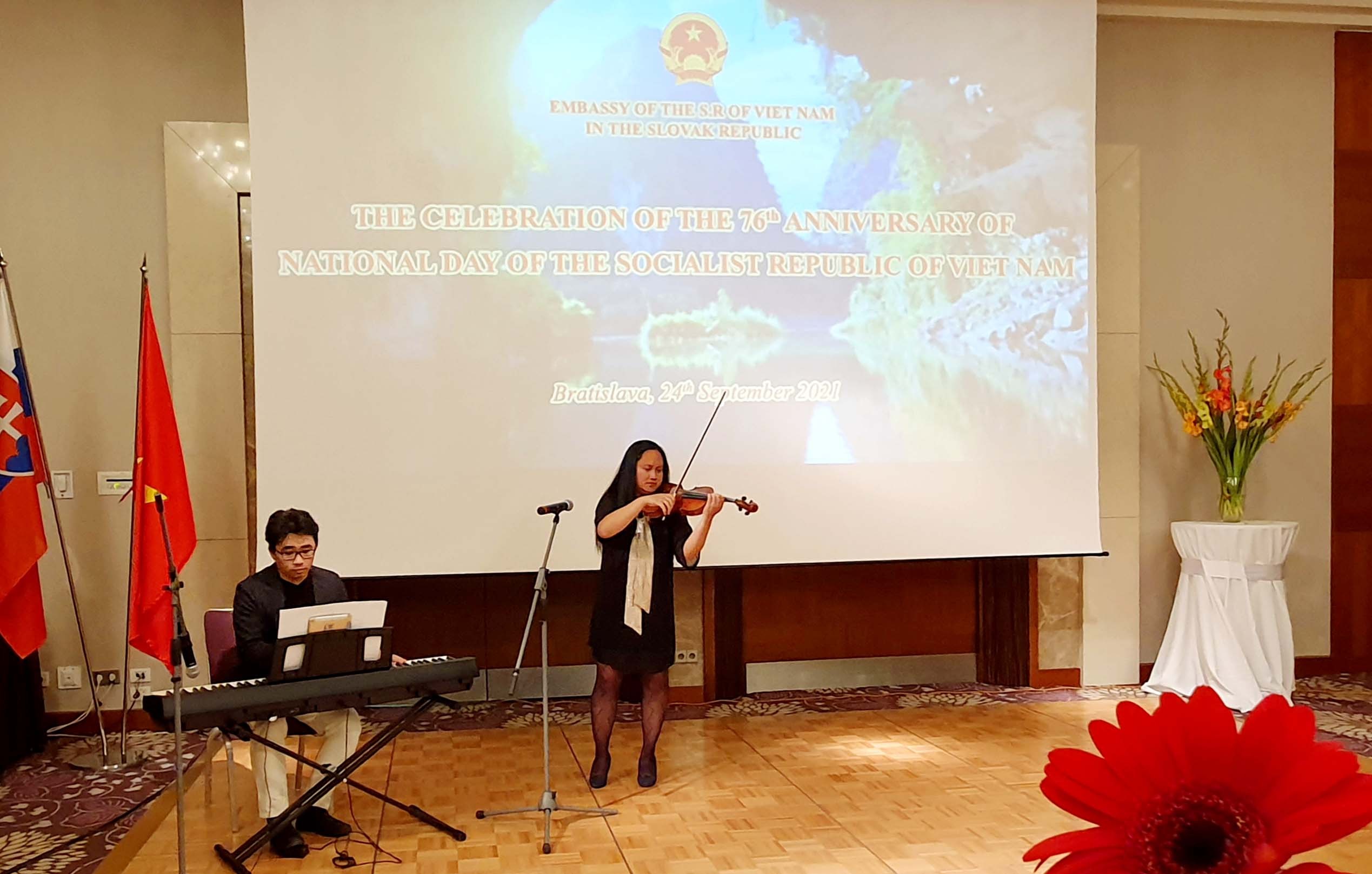 Bạn bè quốc tế cũng có cơ hội tìm hiểu thêm về văn hóa Việt Nam thông qua chương trình biểu diễn những tiết mục văn nghệ đặc sắc văn hóa dân tộc và những món ăn ẩm thực của Việt Nam.