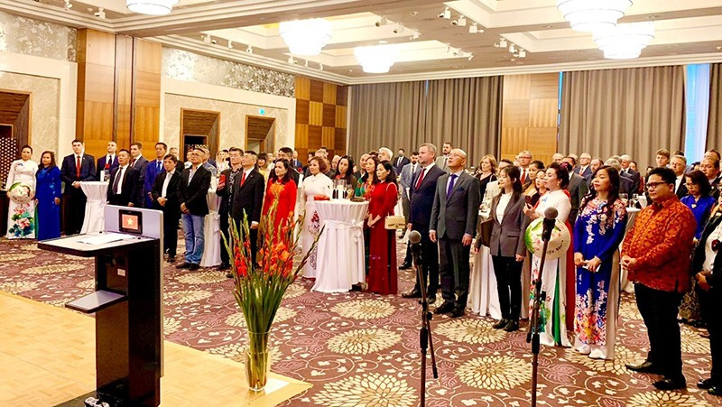 Tham dự sự kiện có đại diện các bộ, ban, ngành, địa phương, doanh nghiệp Slovakia, các vị đại sứ, đại diện ngoại giao đoàn và đại diện cộng đồng người Việt Nam tại Slovakia.